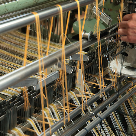 低速織機を使い、職人の技で織り上げる耳付き布 テンジン